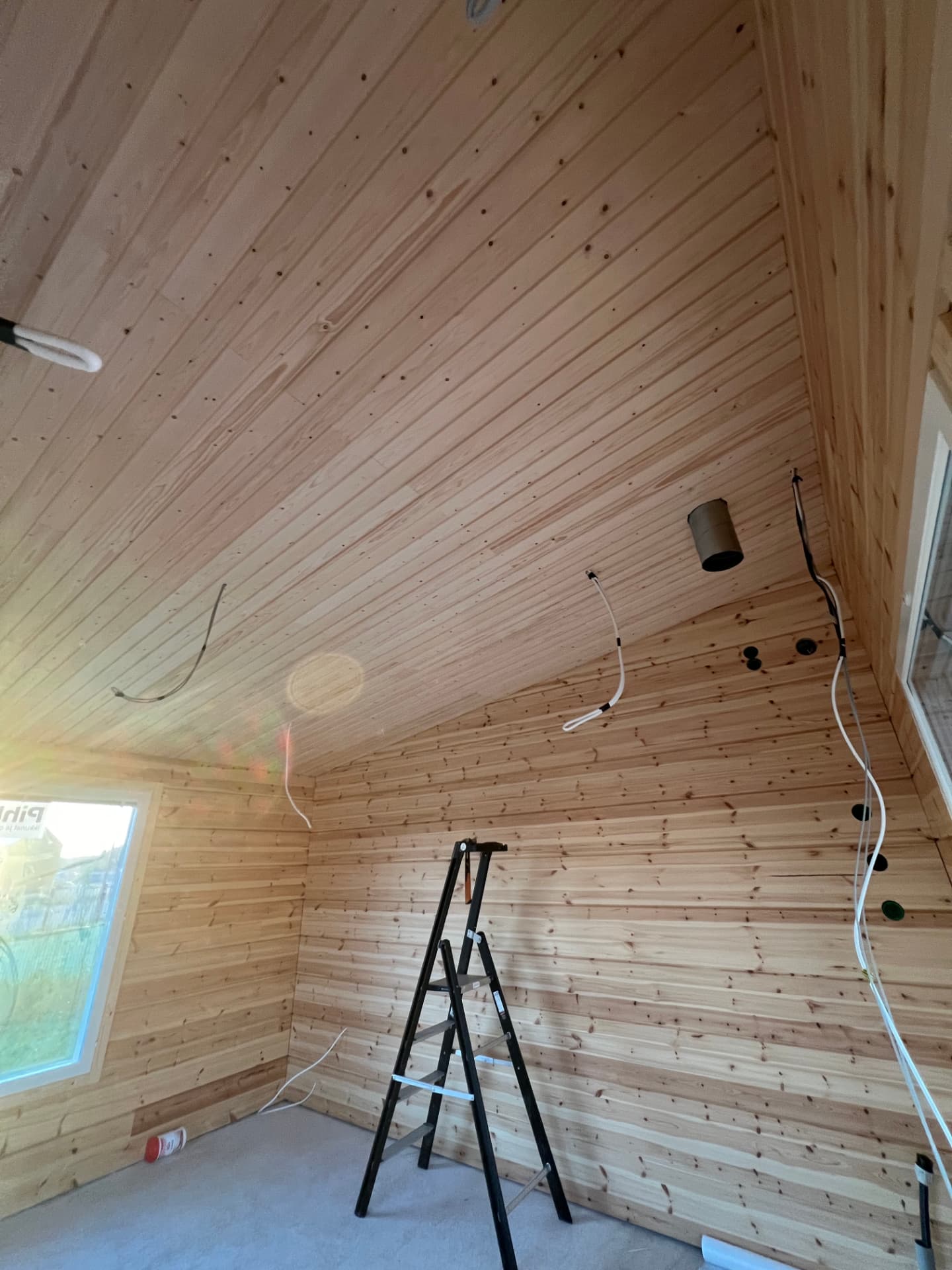 Puupaneloitu sisätila rakenteilla
